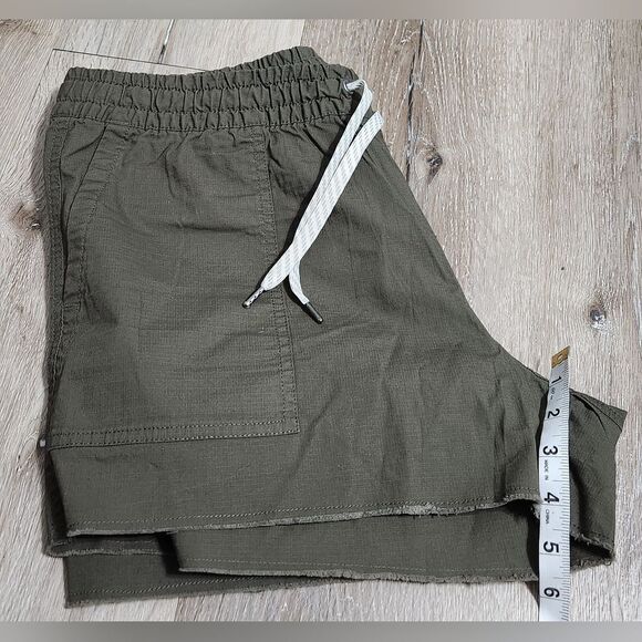 Vuori Women’s Green Ripstop Shorts Size Large  Raw hem - Picture 10 of 10